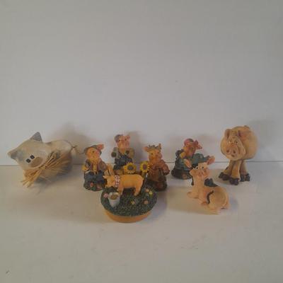 Eight Pig figures Collectible pigs for everyone!