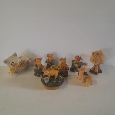 Eight Pig figures Collectible pigs for everyone!