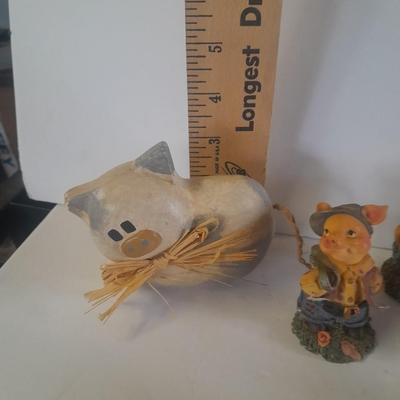 Eight Pig figures Collectible pigs for everyone!