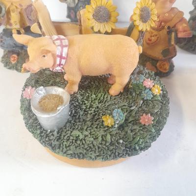 Eight Pig figures Collectible pigs for everyone!