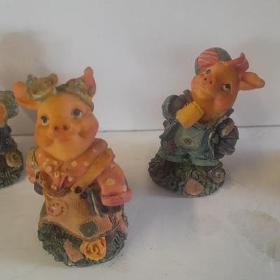 Eight Pig figures Collectible pigs for everyone!