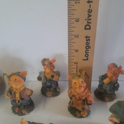 Eight Pig figures Collectible pigs for everyone!