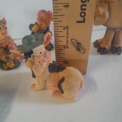 Eight Pig figures Collectible pigs for everyone!