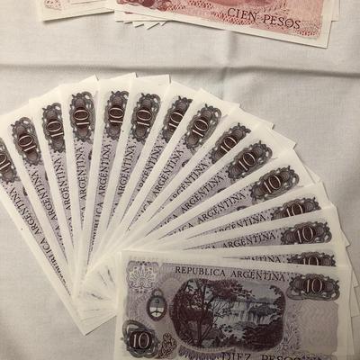Argentinian 10 and 100 Pesos Currency