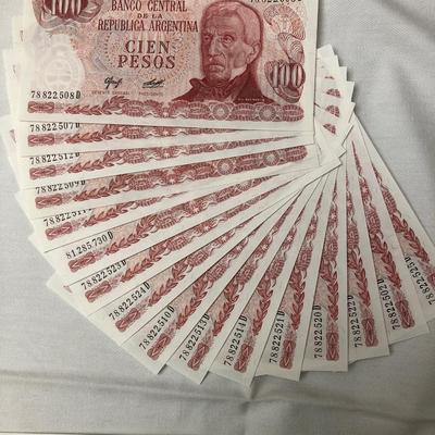 Argentinian 10 and 100 Pesos Currency