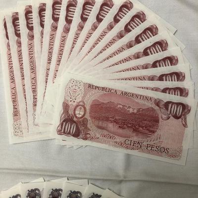 Argentinian 10 and 100 Pesos Currency