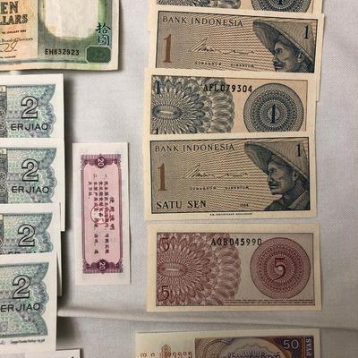 Beautiful, large lot of foreign currency