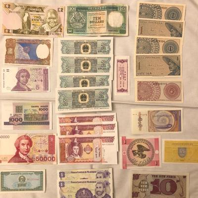 Beautiful, large lot of foreign currency