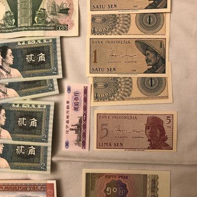 Beautiful, large lot of foreign currency