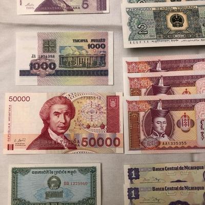 Beautiful, large lot of foreign currency