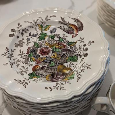 Large Collection of Royal Doulton Vintage Dinnerware Hampshire D6141