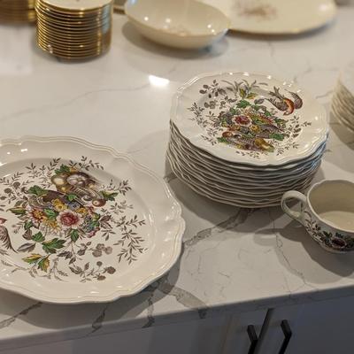 Large Collection of Royal Doulton Vintage Dinnerware Hampshire D6141