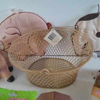 Kitchen pigs, salt & pepper shakers, hot pads, chip clips and more