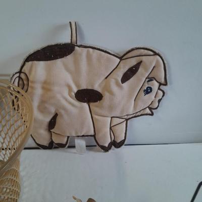Kitchen pigs, salt & pepper shakers, hot pads, chip clips and more