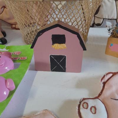 Kitchen pigs, salt & pepper shakers, hot pads, chip clips and more