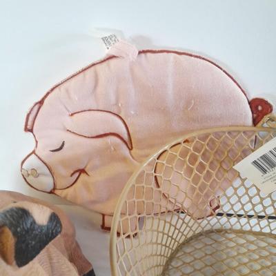 Kitchen pigs, salt & pepper shakers, hot pads, chip clips and more