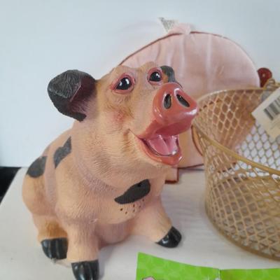 Kitchen pigs, salt & pepper shakers, hot pads, chip clips and more