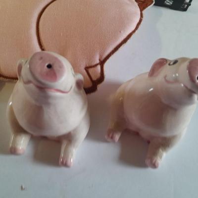 Kitchen pigs, salt & pepper shakers, hot pads, chip clips and more