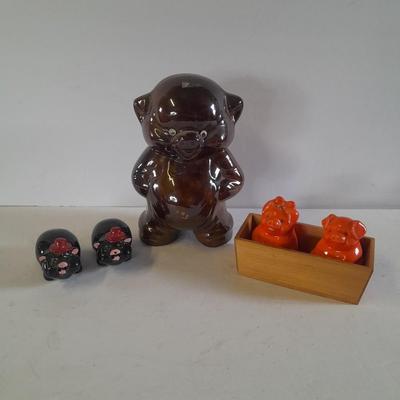 Vintage ceramic pigs salt & pepper shaker