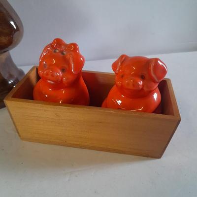 Vintage ceramic pigs salt & pepper shaker