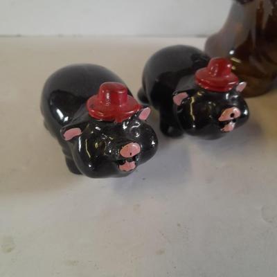 Vintage ceramic pigs salt & pepper shaker