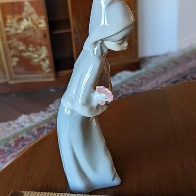 Lladro Figurine #4677 Girl with Rooster