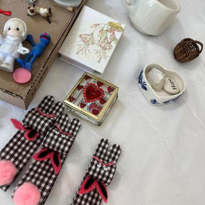 Precious Moments Figurine & Trinkets
