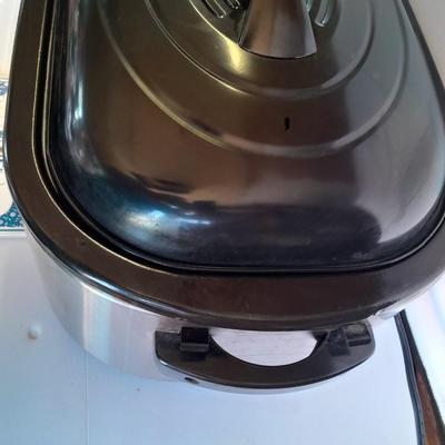 Oster 22 -Quart Electric Roaster Oven with small tile Pig Trivets