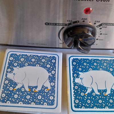 Oster 22 -Quart Electric Roaster Oven with small tile Pig Trivets