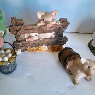 Oinking pig with other farm themed pig figures