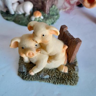 Oinking pig with other farm themed pig figures