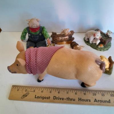 Oinking pig with other farm themed pig figures