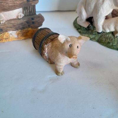 Oinking pig with other farm themed pig figures