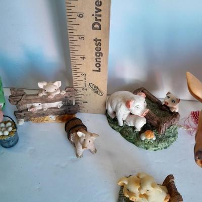 Oinking pig with other farm themed pig figures