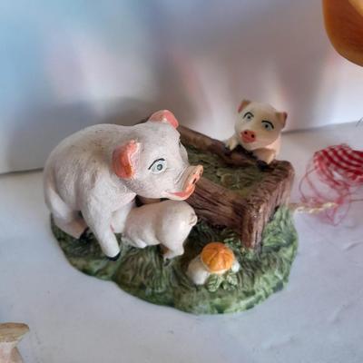 Oinking pig with other farm themed pig figures
