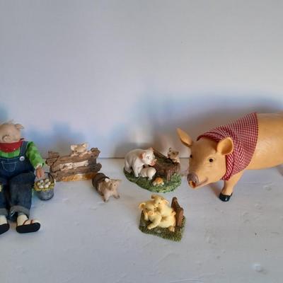 Oinking pig with other farm themed pig figures