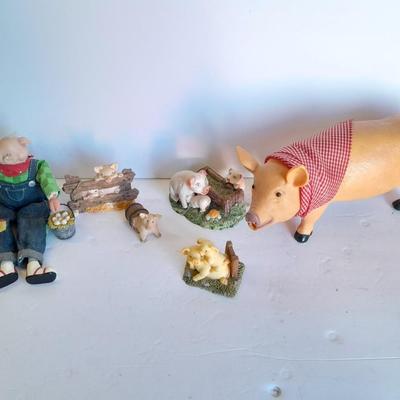Oinking pig with other farm themed pig figures
