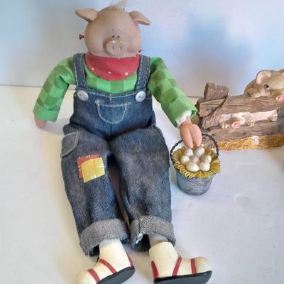 Oinking pig with other farm themed pig figures