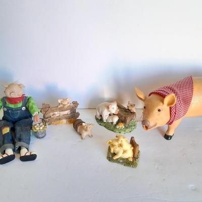 Oinking pig with other farm themed pig figures