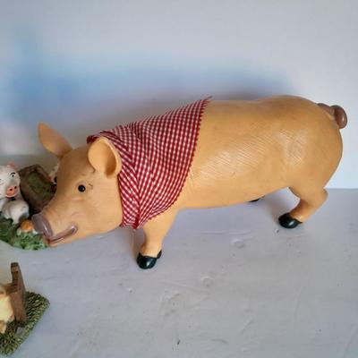 Oinking pig with other farm themed pig figures