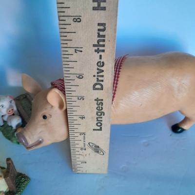 Oinking pig with other farm themed pig figures