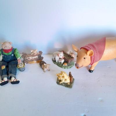 Oinking pig with other farm themed pig figures