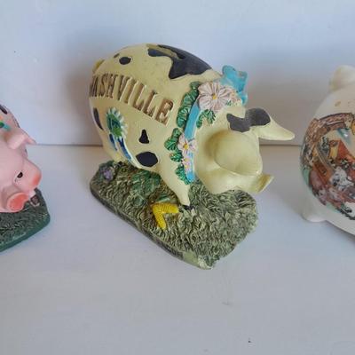 State Souvenir Piggy banks and pig figure