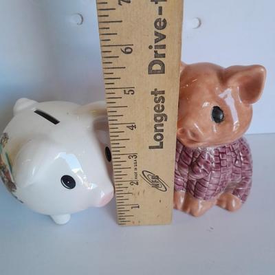State Souvenir Piggy banks and pig figure