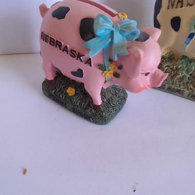 State Souvenir Piggy banks and pig figure