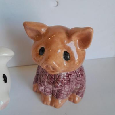 State Souvenir Piggy banks and pig figure