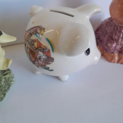 State Souvenir Piggy banks and pig figure
