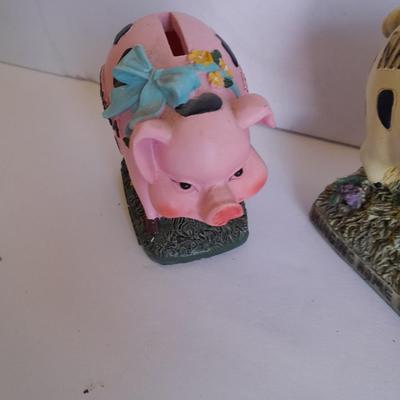 State Souvenir Piggy banks and pig figure