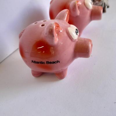 Pig salt and pepper shakers