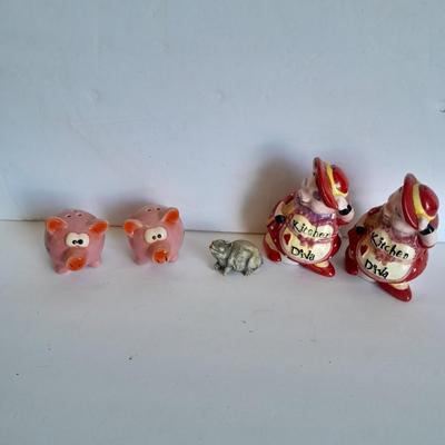 Pig salt and pepper shakers